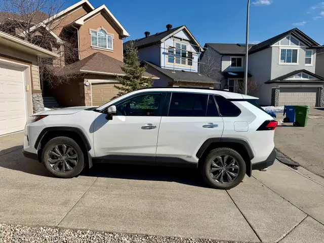 2023 Toyota RAV4 Limited Hybrid - Photo 4