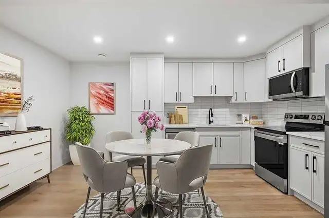 Inner City Extensively Renovated 2 bedroom, 4plex upper Unit. - Photo 2