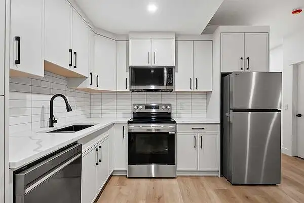 Inner City Extensively Renovated 2 bedroom, 4plex upper Unit. - Photo 3