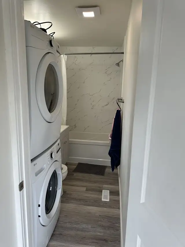 Inner City Extensively Renovated 2 bedroom, 4plex upper Unit. - Photo 12