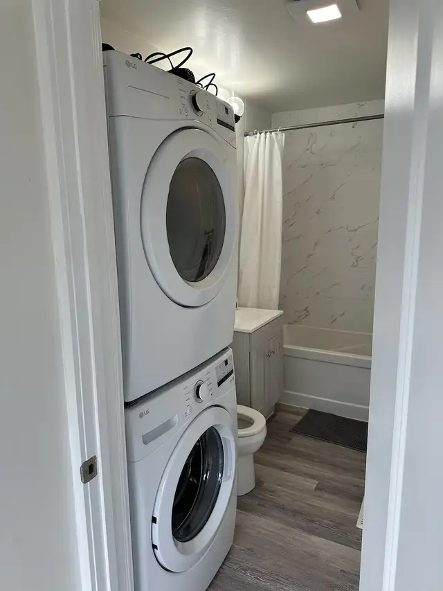 Inner City Extensively Renovated 2 bedroom, 4plex upper Unit. - Photo 14