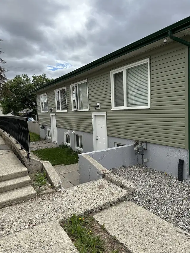 Inner City Extensively Renovated 2 bedroom, 4plex upper Unit. - Photo 15