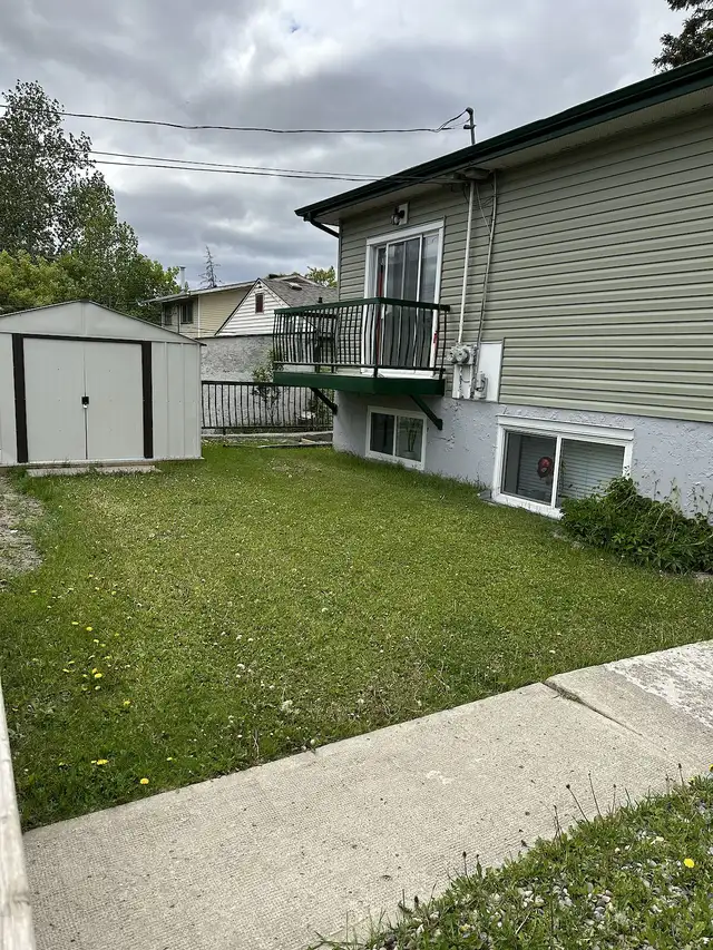 Inner City Extensively Renovated 2 bedroom, 4plex upper Unit. - Photo 17