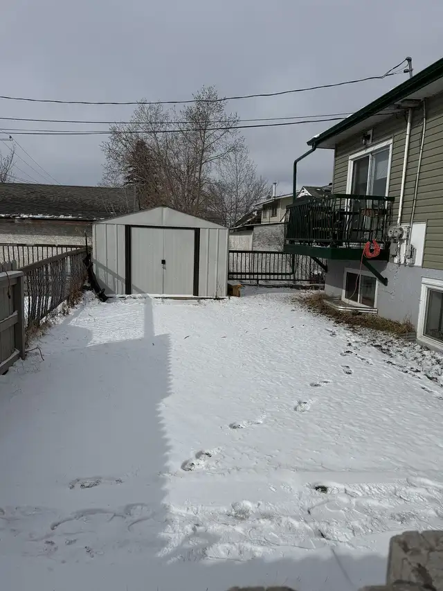 Inner City Extensively Renovated 2 bedroom, 4plex upper Unit. - Photo 18