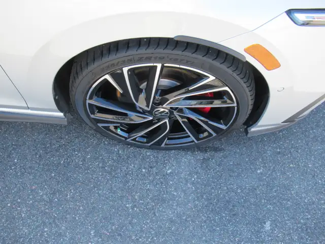 2024 Volkswagen Golf GTI Performance Autobahn | One Owner | Clea - Photo 6