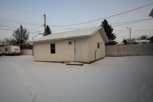 Fully furnished 3-bedroom w/ Garage for rent in Drayton Valley - Photo 10