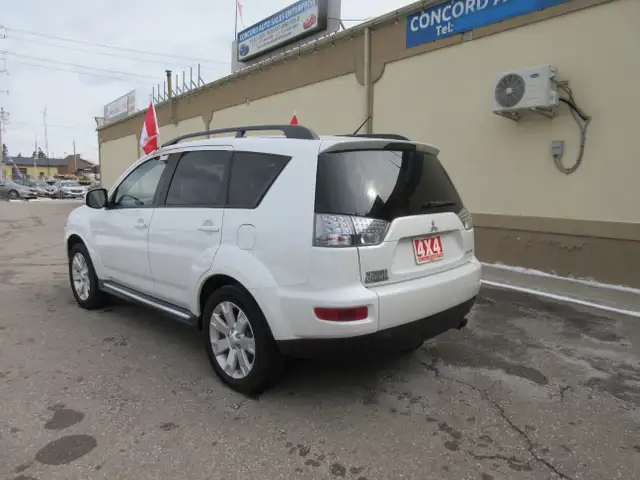 2011 Mitsubishi Outlander LS - Photo 9