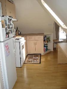 Loft Living – Private, Cozy, Squeaky Clean 1 Br Attic Suite! - Photo 2