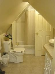 Loft Living – Private, Cozy, Squeaky Clean 1 Br Attic Suite! - Photo 5