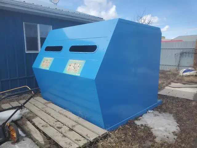 ENCLOSED RECYCLING BIN