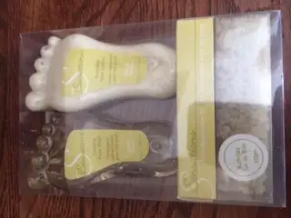 3 PRODUITS DE PIEDS SCELLÉS$5.00 3 SEL DE BAIN AROMA ARIA $5.00