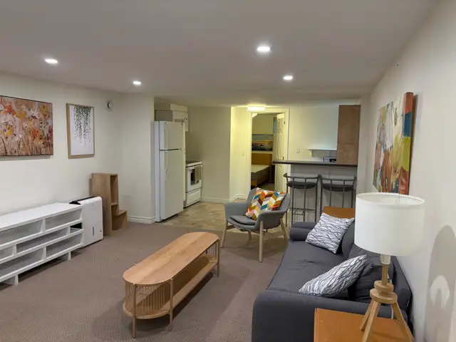 Quiet 1 bedroom apt - across from from beach and trails