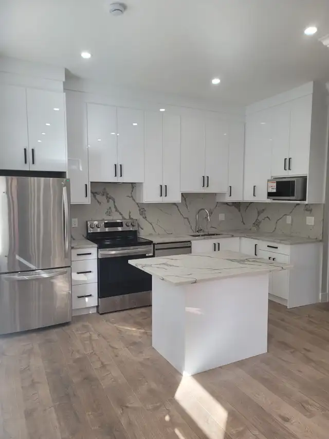 $2,300  2br  850ft  Bright 2 Bed  2 Bath Suite in Deer Lake area