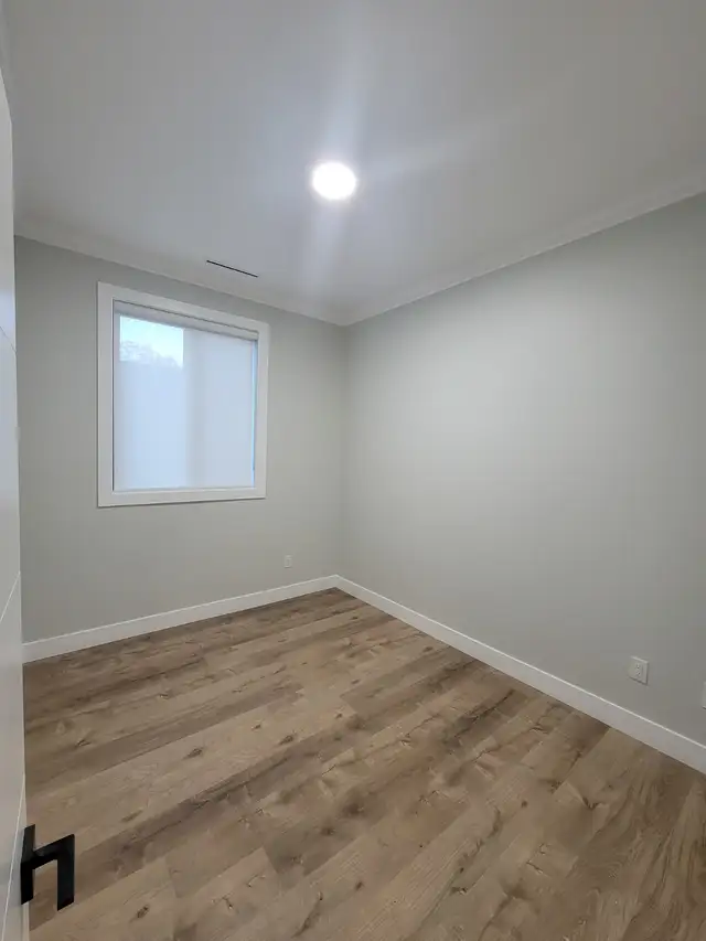 $2,300  2br  850ft  Bright 2 Bed  2 Bath Suite in Deer Lake area - Photo 3