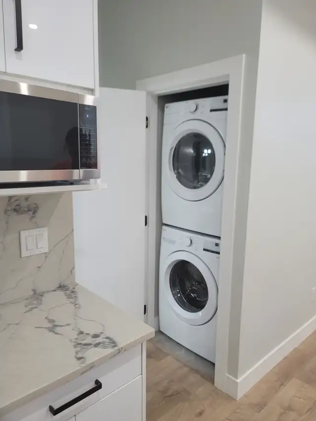 $2,300  2br  850ft  Bright 2 Bed  2 Bath Suite in Deer Lake area - Photo 6