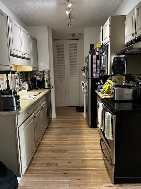 $1,100/1 br – Female only room for rent - GREAT LOCATION - Photo 4