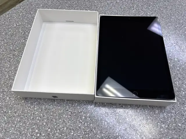 IPad 8th Gen Wifi 128GB Boxed - Photo 2