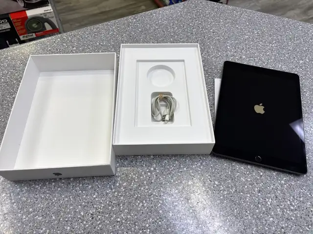 IPad 8th Gen Wifi 128GB Boxed - Photo 3