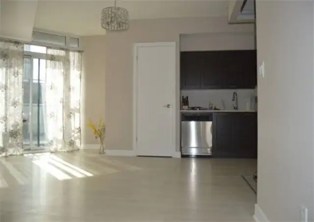 Beautiful 1 BDRM w/Balcony, Parking, & Storage - DowntownToronto - Photo 4