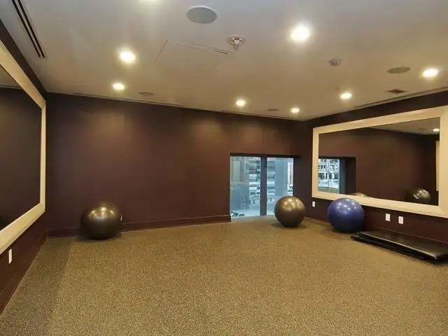 Beautiful 1 BDRM w/Balcony, Parking, & Storage - DowntownToronto - Photo 10