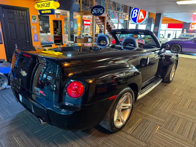 2004 Chevrolet SSR - Photo 3