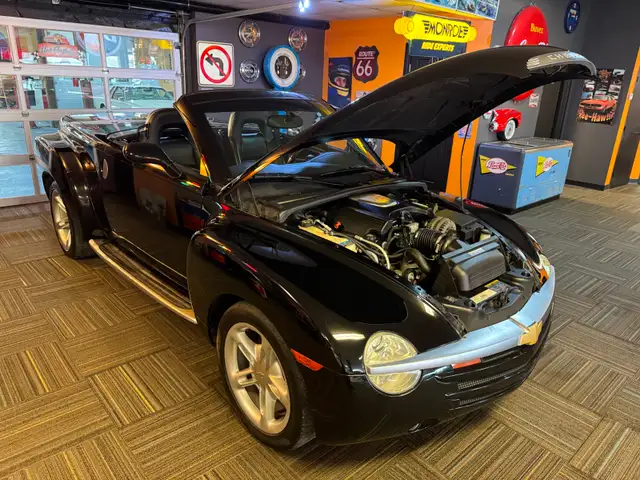 2004 Chevrolet SSR - Photo 8