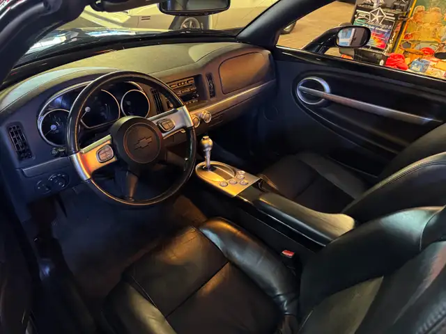 2004 Chevrolet SSR - Photo 12