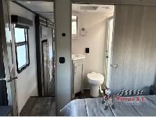 2023 Fuzion 421 - Photo 11