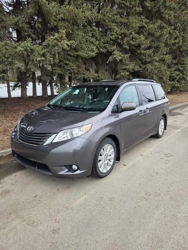 2014 toyota sienna xle AWD low km's