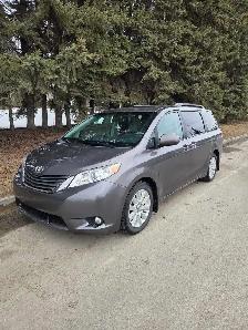2014 toyota sienna xle AWD low km's