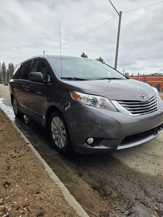 2014 toyota sienna xle AWD low km's - Photo 2
