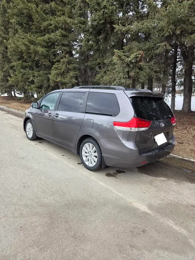 2014 toyota sienna xle AWD low km's - Photo 3