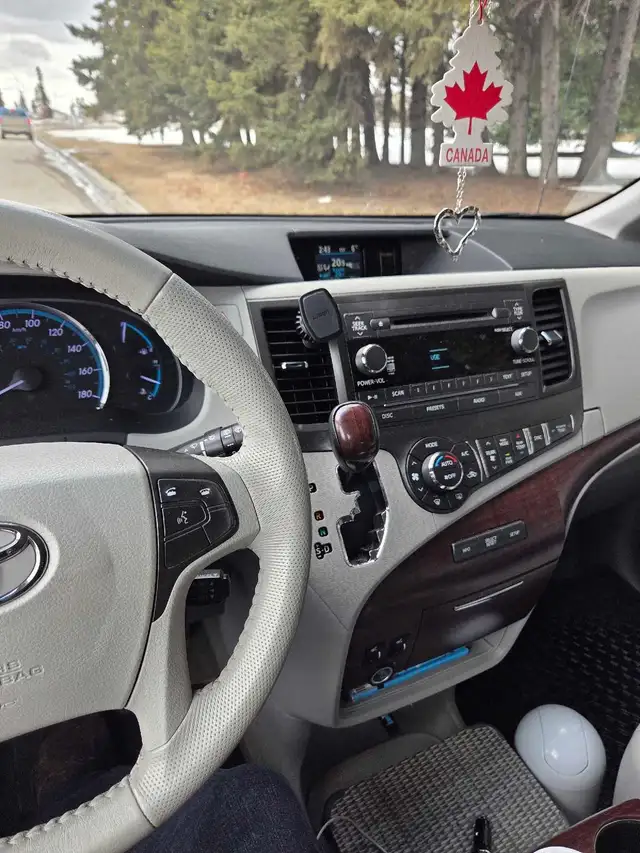 2014 toyota sienna xle AWD low km's - Photo 4
