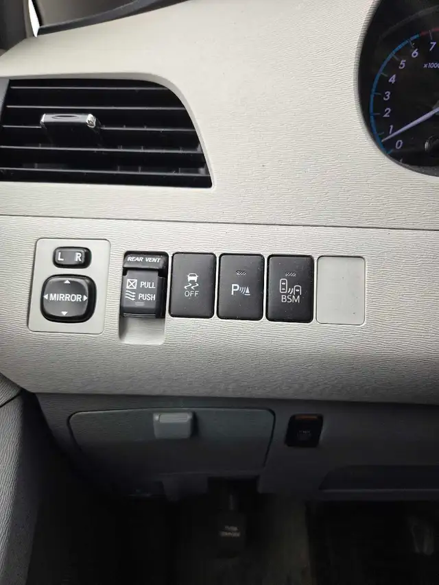 2014 toyota sienna xle AWD low km's - Photo 6