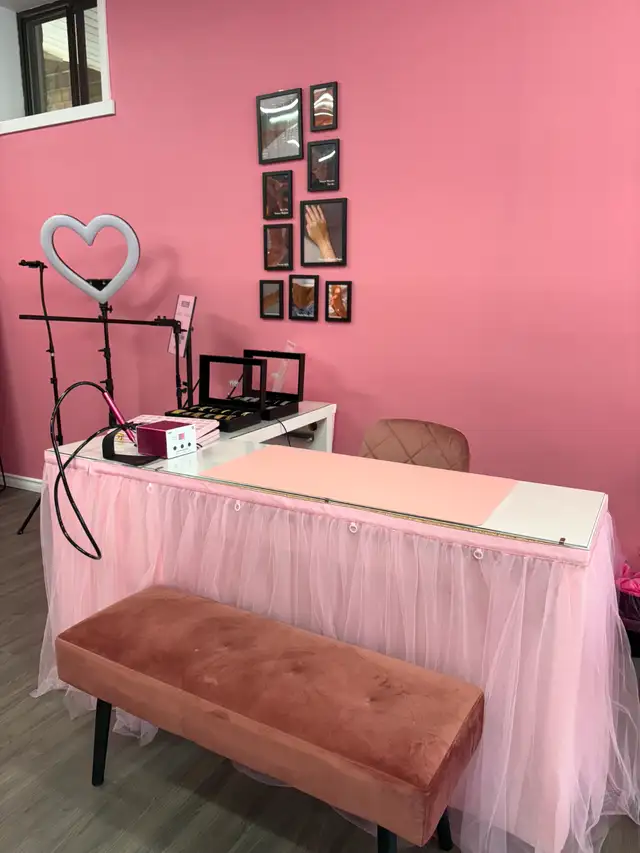Nail tech table rental - Amiri Beauty Bar - Photo 2