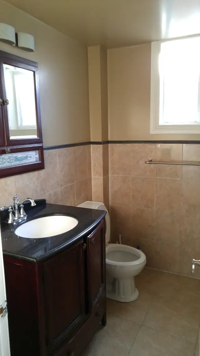 Spacious Bright Room - Near Sheppard W. Subway in North York. - Photo 4