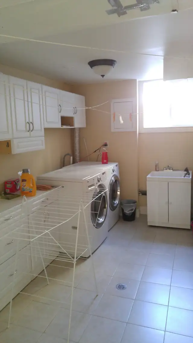 Spacious Bright Room - Near Sheppard W. Subway in North York. - Photo 5