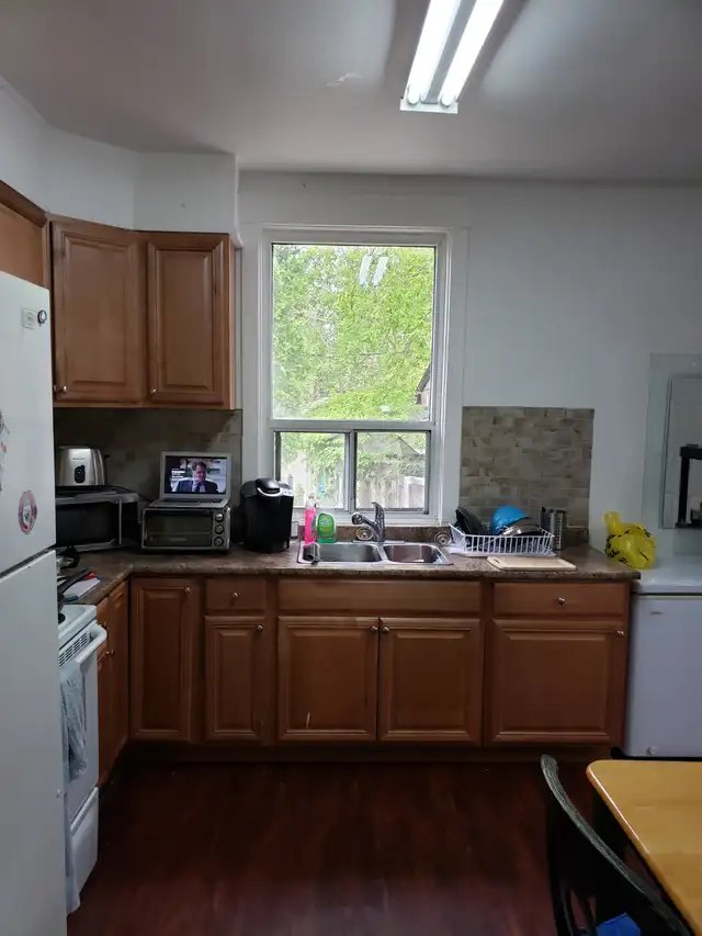 House for rent, utilities included, great area Christie-St.Clair - Photo 4