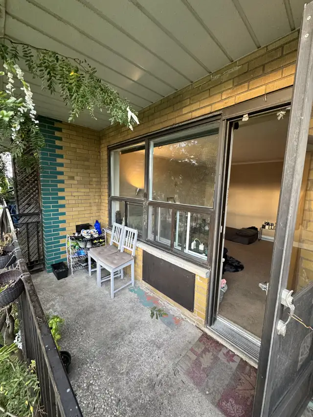 Very spacious studio room for 1 or couple, May 1 Wilson-Bathurst - Photo 3