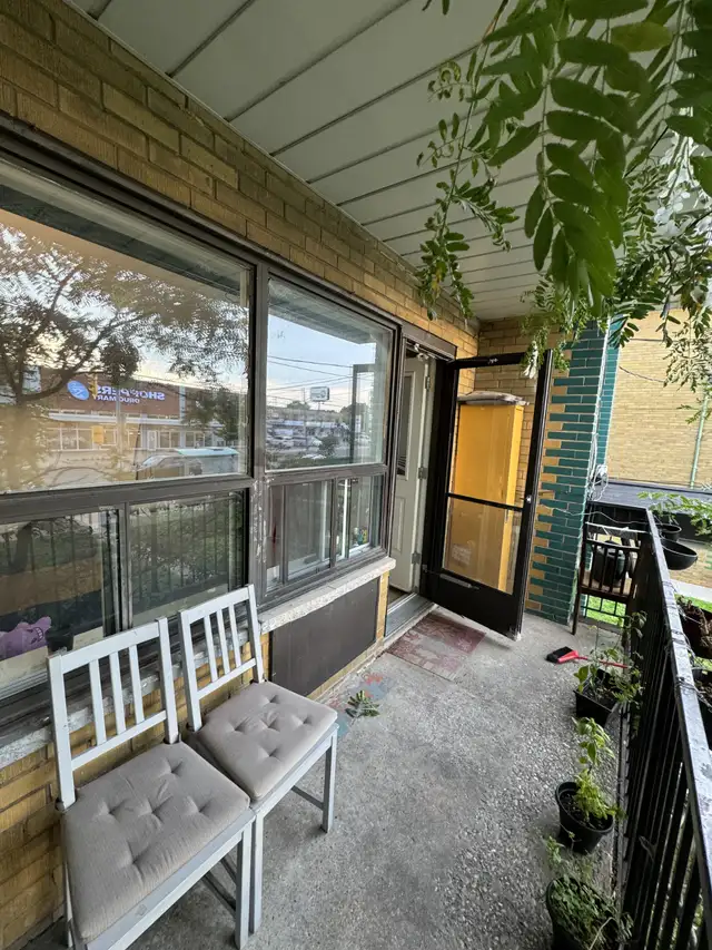 Very spacious studio room for 1 or couple, May 1 Wilson-Bathurst - Photo 4