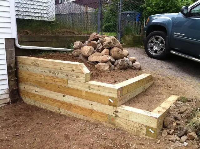 Retaining Wall: Wood, Concrete, Paving stones - Photo 7