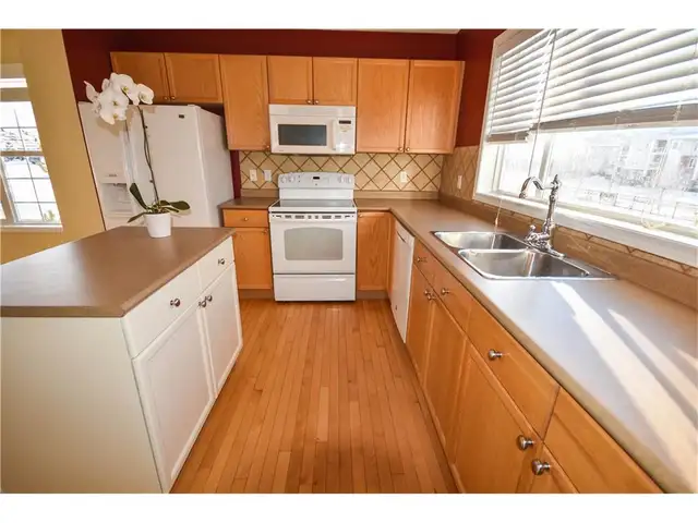 Experience warmth and comfort in a room like home, 5 mins to LRT - Photo 3