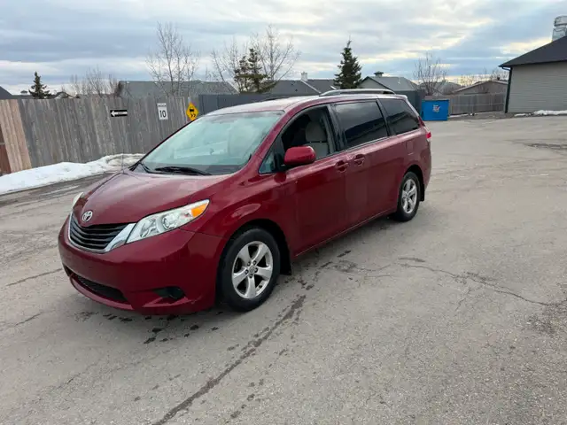 2011 Toyota Sienna LE model
