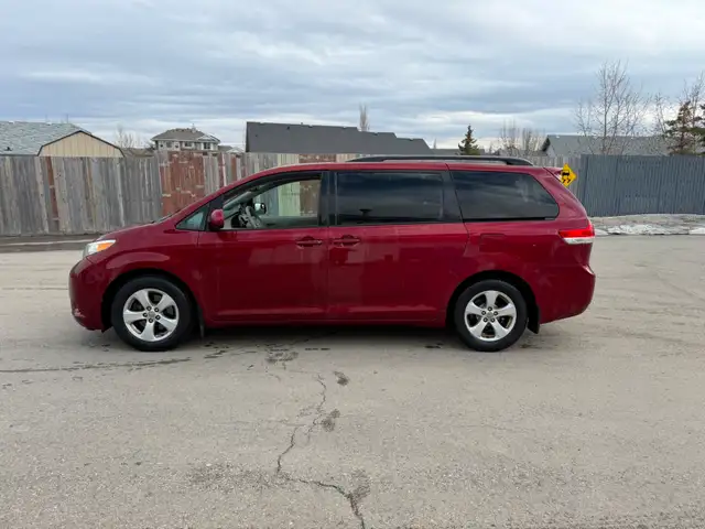 2011 Toyota Sienna LE model - Photo 2
