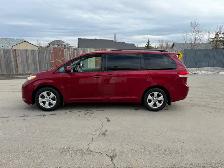 2011 Toyota Sienna LE model - Photo 2