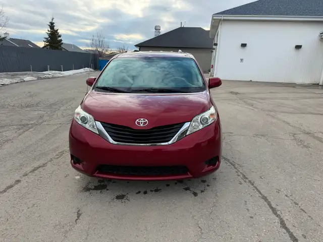 2011 Toyota Sienna LE model - Photo 3
