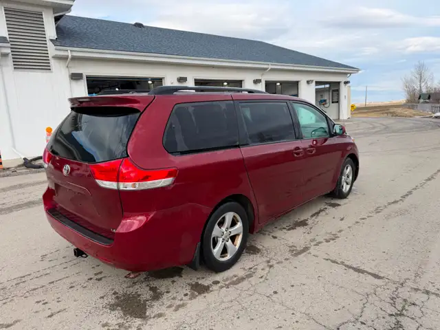 2011 Toyota Sienna LE model - Photo 6