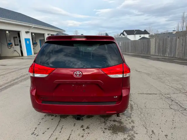 2011 Toyota Sienna LE model - Photo 7