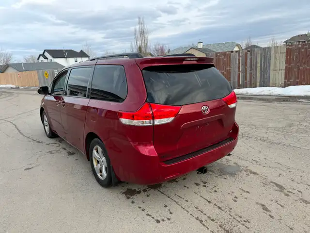 2011 Toyota Sienna LE model - Photo 8