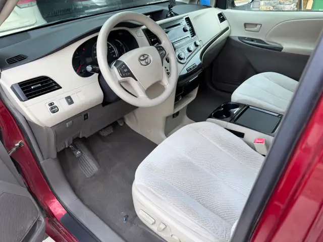 2011 Toyota Sienna LE model - Photo 9